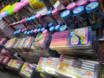 學(xué)生學(xué)習(xí)文化用品 助力知識積累與成長